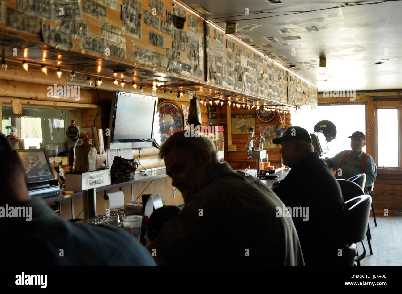 Nordpol, Alaska, USA. 11. Mai 2017. Männer sitzen an der Bar in der 12 Meile Roadhouse in Nordpol, Alaska, USA, Mai 11. 2017. Diese polaren Region ist durch den Klimawandel mehr als jede andere in der Welt, mit bedrohlich steigenden Temperaturen beeinflusst. Die Einheimischen sagen, dass, wenn Temperaturen waren weiter steigen, würde sie fast nichts mehr um zu essen gelassen werden. Die Ureinwohner der Region, die zum Schutz der Dignitiy von ihren Menschen nur widerwillig bereit auf Nahrungsmittelimporte angewiesen sind, sind bereits unter den Folgen leiden. Foto: Michael Donhauser/Dpa/Alamy Live News Stockfoto