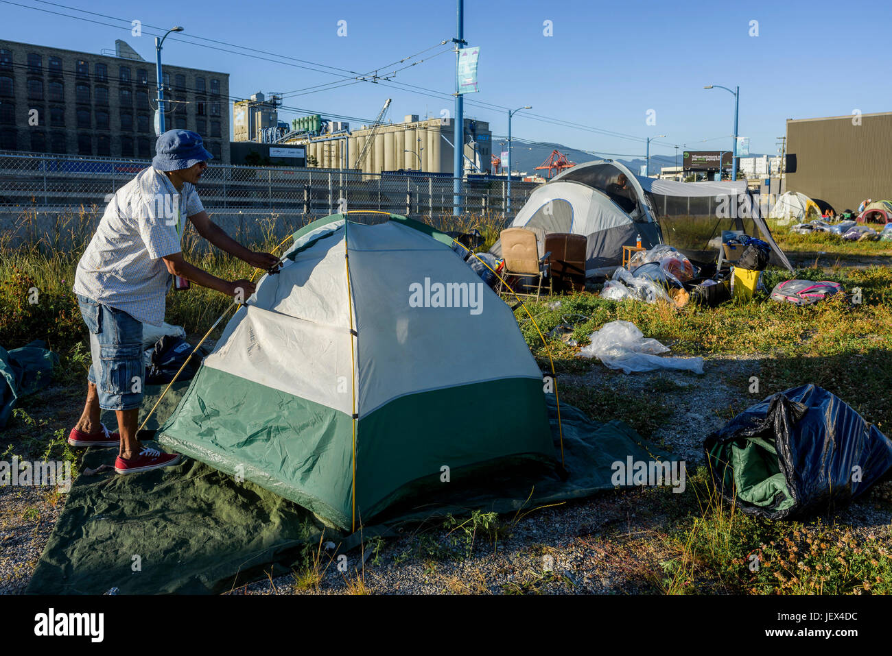 Vancouver, British Columbia, Kanada. 27. Juni 2017. Main Street Homeless Camp zieht nach Baulücke zwischen Franklin und Powell Street, Vancouver, Britisch-Kolumbien, Kanada. Bildnachweis: Michael Wheatley/Alamy Live-Nachrichten Stockfoto