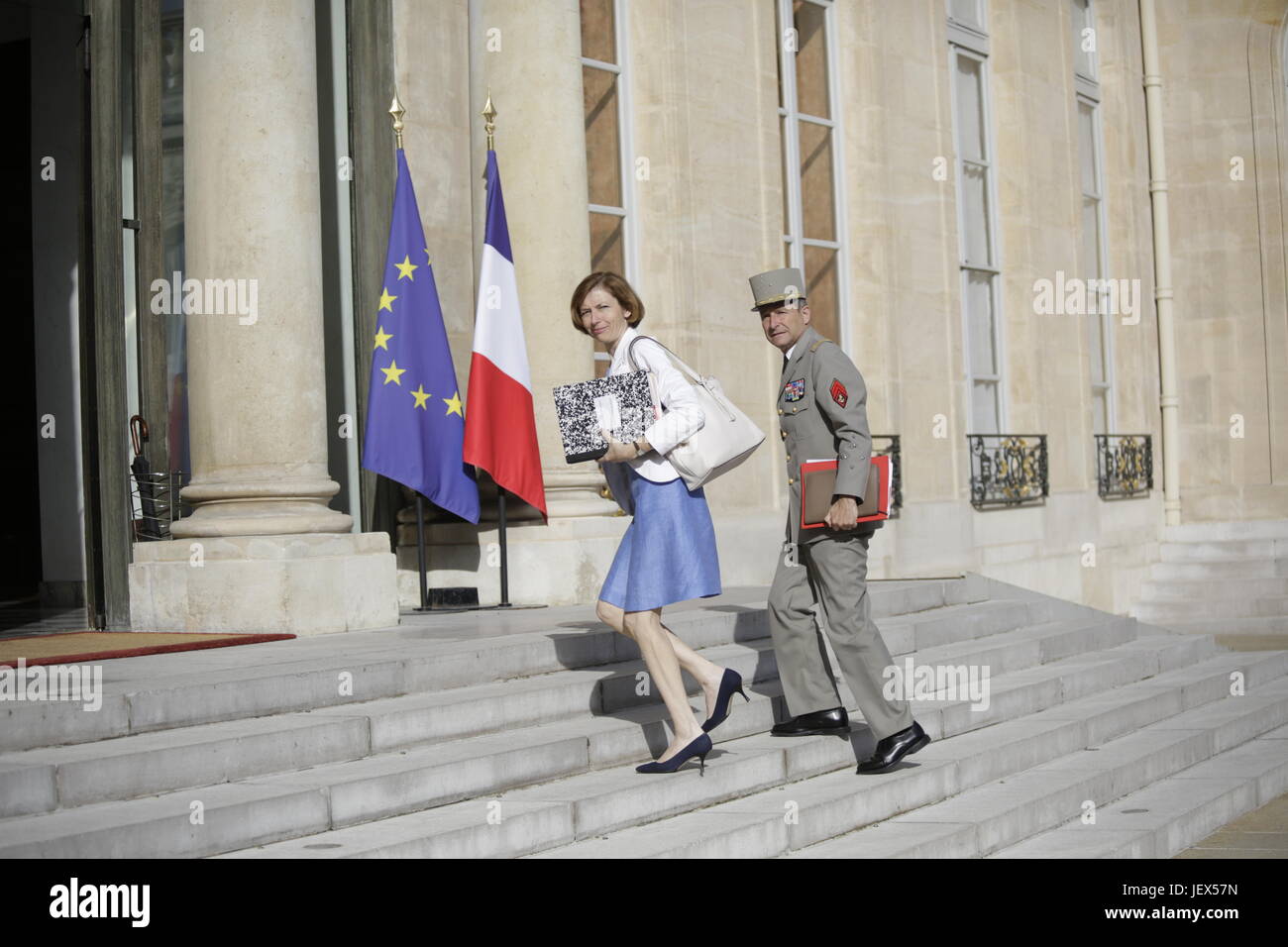 Paris, Frankreich. 28. Juni 2017. Paul Barlet/Le Pictorium - Französisch beschränkt Verteidigungsrat im Elysee - 28.06.2017 - Frankreich/Paris - Florence Parly und Pierre de Villiers (Chief Of Staff of the Armed Forces). Wie jeden Mittwoch vor dem Ministerrat zusammenstellt Emmanuel Macron des eingeschränkten Verteidigungsrates im Elysée-Palast. Bildnachweis: LE PICTORIUM/Alamy Live-Nachrichten Stockfoto