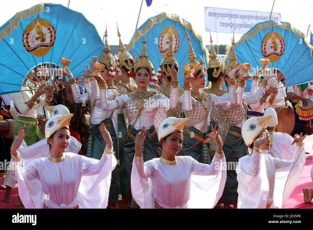 (170628)--PHNOM PENH, 28. Juni 2017 (Xinhua)--Künstler führen im Rahmen einer Feierstunde zum 66. Jahrestag der Gründung des kambodschanischen Volkes Volkspartei (CPP) in Phnom Penh, Kambodscha, am 28. Juni 2017. Die CPP am Mittwoch erinnert den 66. Jahrestag seiner Geburt, schwört weiterhin hart erkämpften Frieden und Entwicklung. (Xinhua/Sovannara) (Zcc) Stockfoto