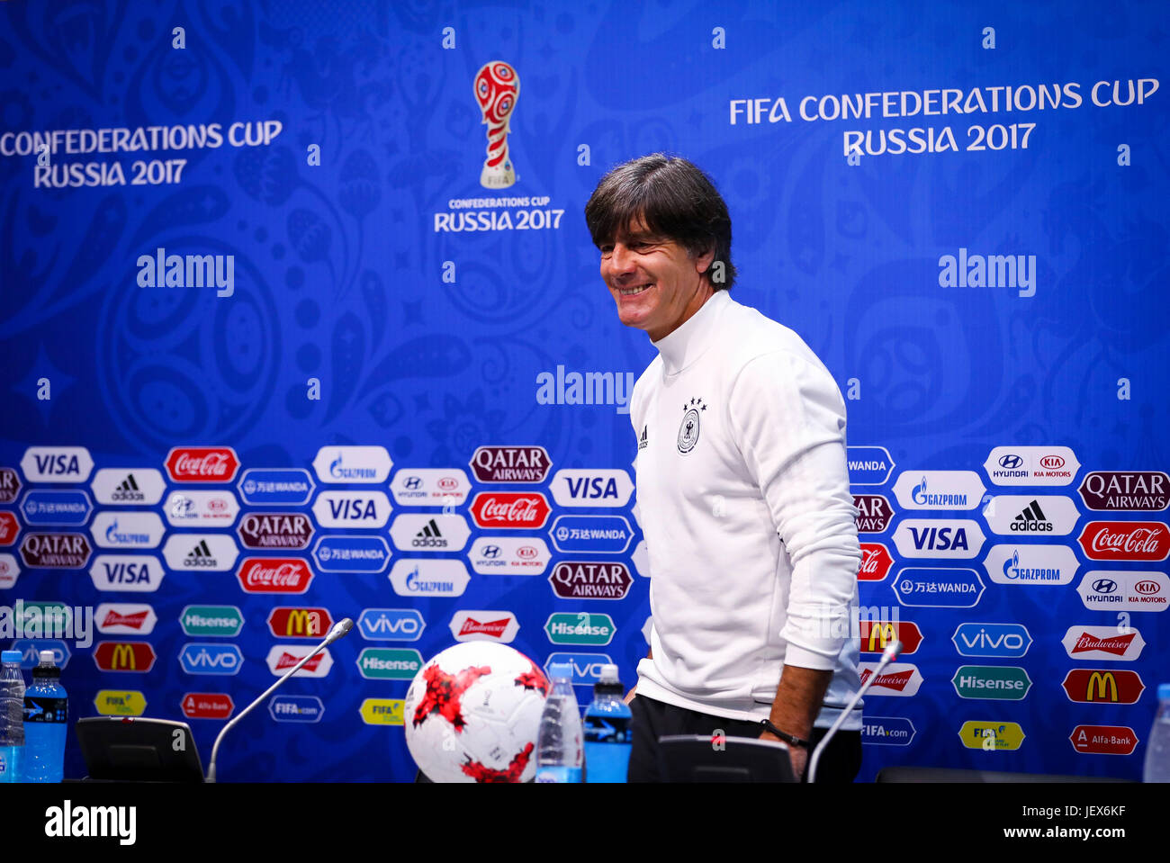 Sotschi, Russland. 28. Juni 2017. Deutschlands Trainer Joachim Loew kommt bei der abschließenden Pressekonferenz im Confederations Cup Halbfinale in Sotschi, Russland, 28. Juni 2017. Foto: Christian Charisius/Dpa/Alamy Live News Stockfoto