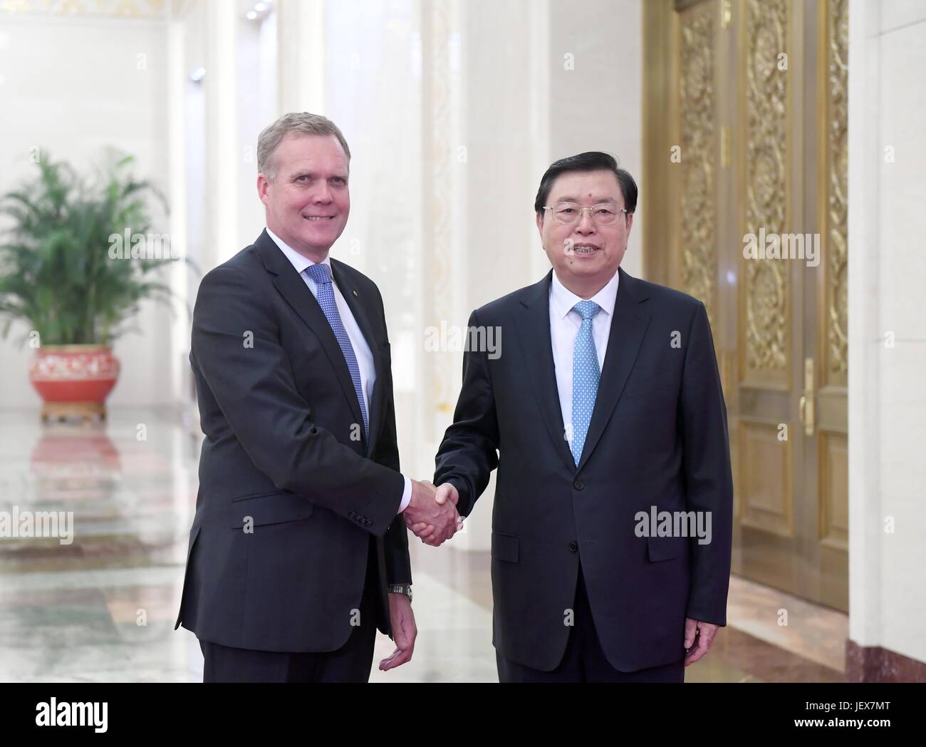 Peking, China. 28. Juni 2017. Zhang Dejiang (R), Vorsitzender des ständigen Ausschusses von China der nationalen Volksarmee Kongress (NPC), führt Gespräche mit Speaker des House Of Representatives Tony Smith in der großen Halle des Volkes in Peking, Hauptstadt von China, 28. Juni 2017. Bildnachweis: Zhang Duo/Xinhua/Alamy Live-Nachrichten Stockfoto