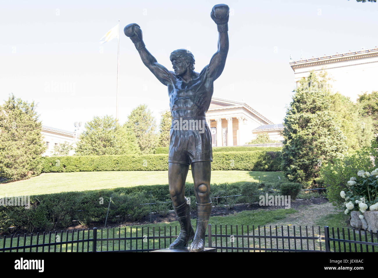 Philadelphia, Pennsylvania, USA. 28. Juni 2017. In Vorbereitung für 2017 Fußballsaison Temple Owls Football-Team der kultigsten Philadelphia Champion folgen Schritte Boxer Rocky Balboa, durch die Einbeziehung der Betrieb des Museums für Kunst in einem Training am Philadelphia Art Museum in Philadelphia PA Credit: Ricky Fitchett/ZUMA Draht/Alamy Live News Stockfoto