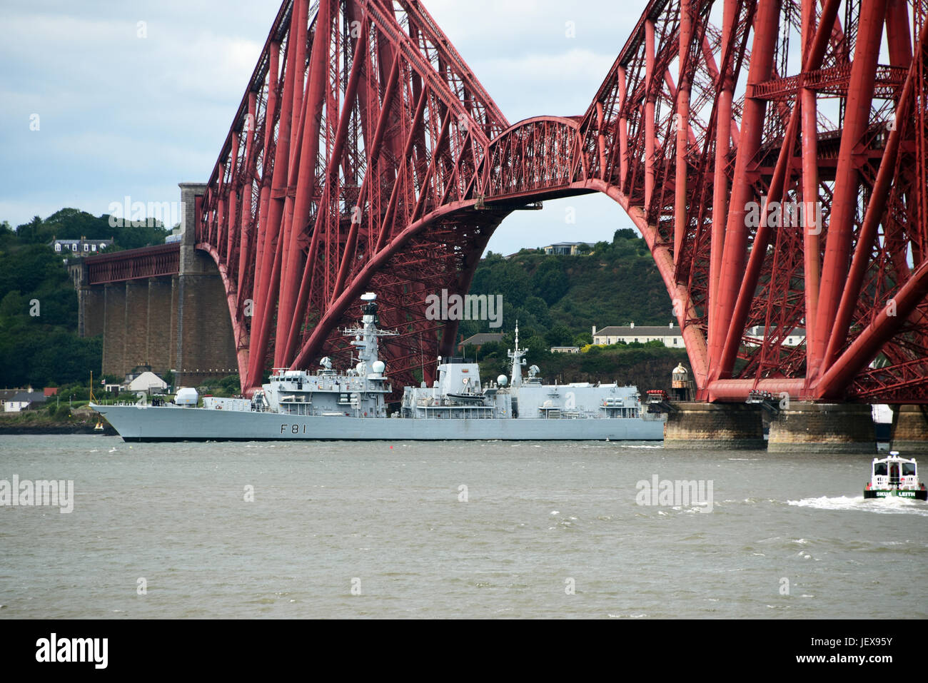 North Queensferry, Schottland, Vereinigtes Königreich, 28, Juni 2017. Königliche Marine Fregatte HMS Sutherland segelt unter die ikonischen Forth Rail Bridge, © Ken Jack / Alamy Live News Stockfoto