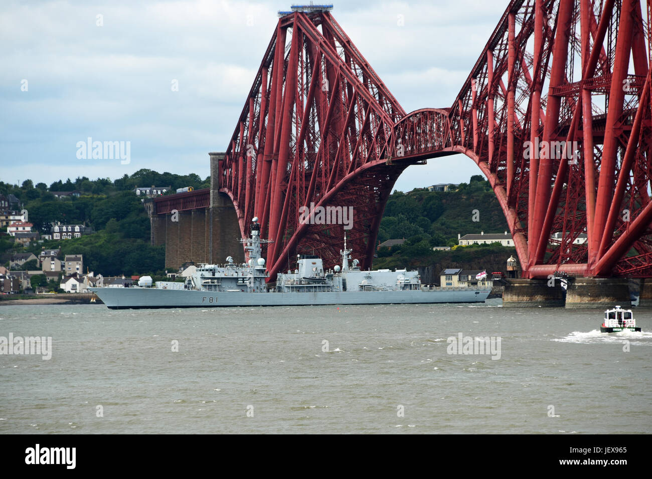 North Queensferry, Schottland, Vereinigtes Königreich, 28, Juni 2017. Königliche Marine Fregatte HMS Sutherland segelt unter die ikonischen Forth Rail Bridge, © Ken Jack / Alamy Live News Stockfoto