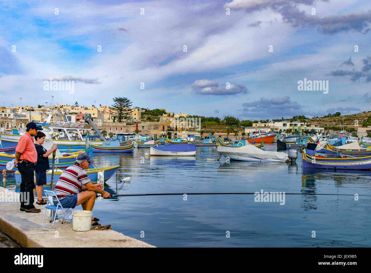 Marsaxlokk, Malta. 27. Sep, 2004. Einheimische Fische in der Bucht von Marsaxlokk, ein traditionelles malerischen Fischerdorf im Südosten der Insel Malta bekannt für seine vielen bunten Fischerbooten genannt Luzzu. Malta ist ein beliebtes internationales Touristenziel geworden. Bildnachweis: Arnold Drapkin/ZUMA Draht/Alamy Live-Nachrichten Stockfoto