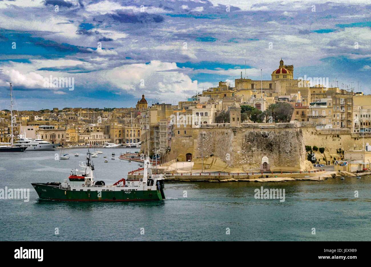 Valletta, Malta. 27. Sep, 2004. Ein Tiefsee-Fischtrawler fährt vorbei an historischen Fort St. Michael in Senglea, gebaut in der 1550s. Es ist eine der Festungen, die Bewachung der großen Hafen von Valletta, Malta, ein beliebtes internationales Touristenziel. Bildnachweis: Arnold Drapkin/ZUMA Draht/Alamy Live-Nachrichten Stockfoto