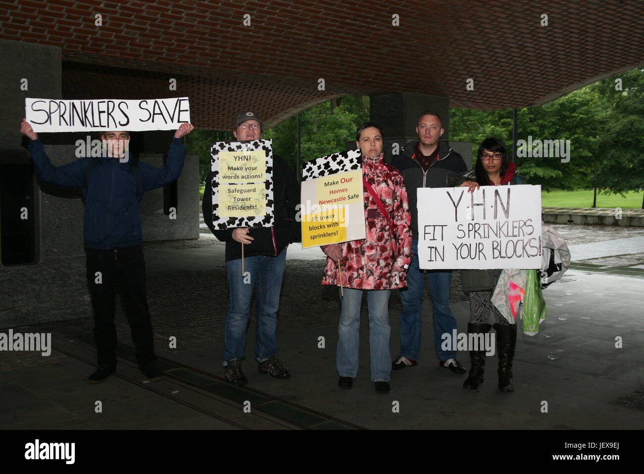 Newcastle, UK. 28. Juni 2017. Protest in Newcastle Upon Tyne, Stadthalle zu zwingen, Ihre Häuser Newcastle passen Sprinkler in ihre 38 Hochhäusern & machen sie sicher nach der Grenfell Turm Feuer Katastrophe, UK Kredit fire: David Whinham/Alamy Live News Stockfoto