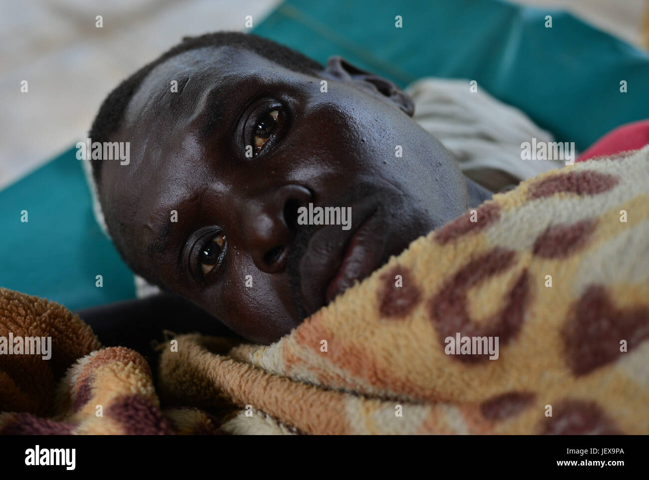 28. Juni 2017 - Juba, Jubek, Süd-Sudan - legt ein Mann auf Bett erholt sich von einem schweren Fall von Cholera Mittwoch im Allgemeinen Krankenhaus In Juba, Südsudan, wo mehr als die Hälfte die Bevölkerung an einer schweren humanitären Krise unter anderem in der Nähe von Hunger leidet. (Bild Kredit: © Miguel Juarez Lugo über ZUMA Draht) Stockfoto