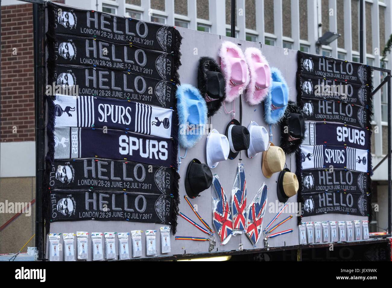 London, UK. 28. Juni 2017. Merchandise Stand auf Olympischen Weg verkauft Tottenham Hotspurs Fußball, die Sängerin wuchs in der Gegend. Adele endet ihre Welttournee namens The Finale mit vier Konzerte im Wembley-Stadion. Die Konzerte werden die größten in der Geschichte der Stadien mit 98.000 Fans besuchen jede Nacht. : Credit Claire Doherty Alamy/Live News. Stockfoto