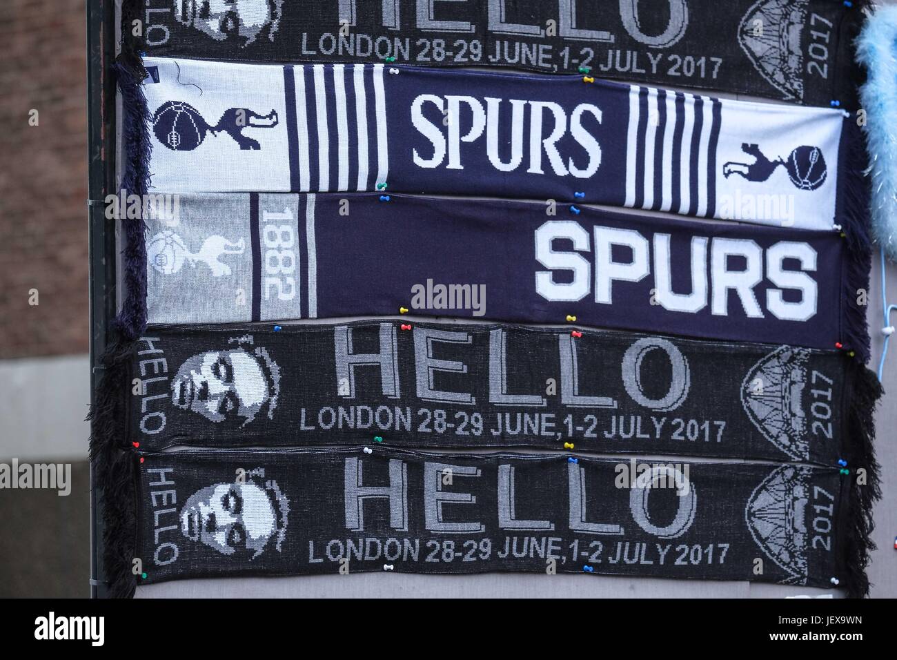 London, UK. 28. Juni 2017. Merchandise Stand auf Olympischen Weg verkauft Tottenham Hotspurs Fußball, die Sängerin wuchs in der Gegend. Adele endet ihre Welttournee namens The Finale mit vier Konzerte im Wembley-Stadion. Die Konzerte werden die größten in der Geschichte der Stadien mit 98.000 Fans besuchen jede Nacht. : Credit Claire Doherty Alamy/Live News. Stockfoto