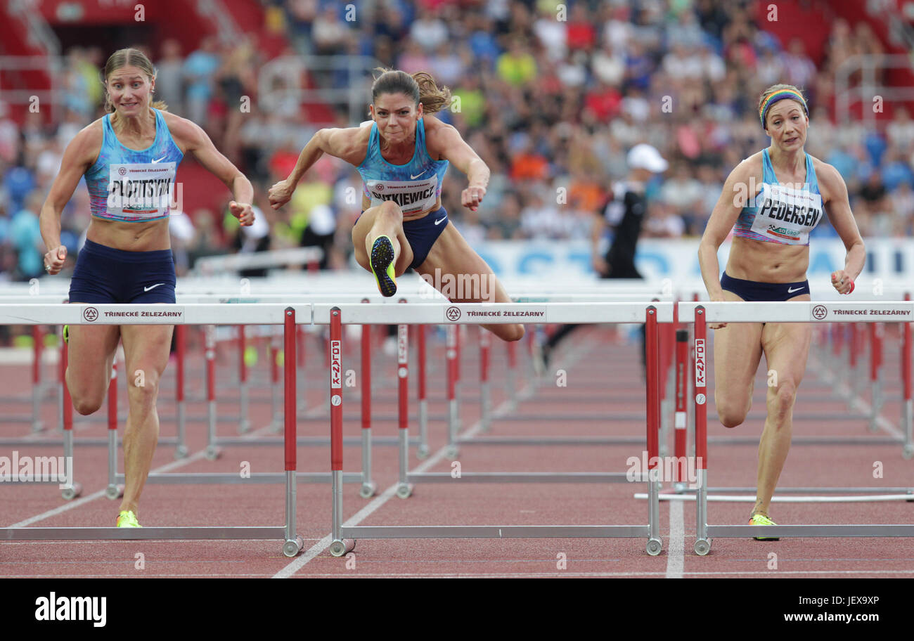 Deutscher Leichtathlet Pamela Dutkiewicz (Mitte) konkurriert in der Frauen 100 m Hürden-Rennen auf dem Golden Spike Ostrava sportliche treffen in Ostrava, Tschechische Republik, am 28. Juni 2017. (CTK Foto/Petr Sznapka) Stockfoto