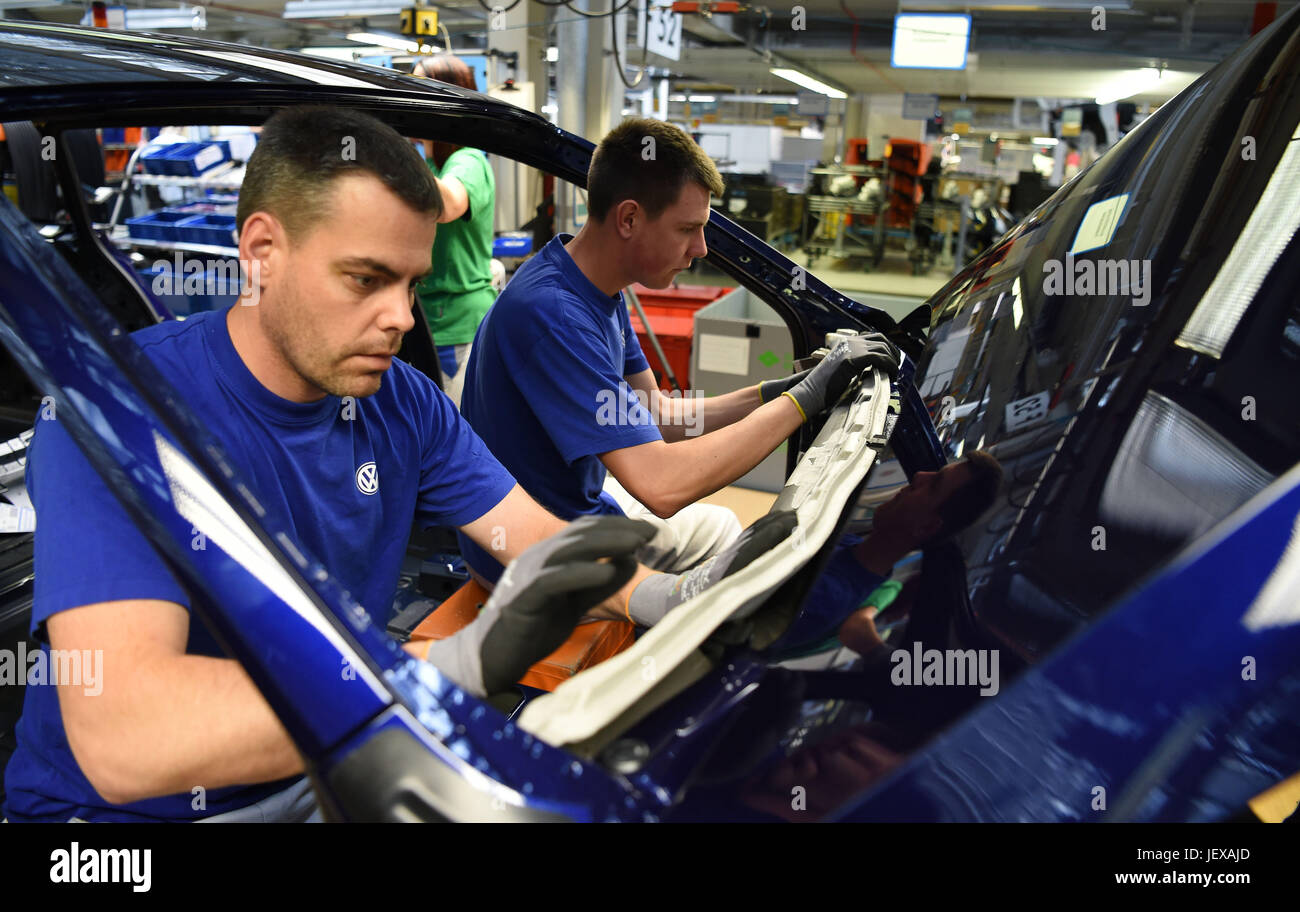 Emden, Deutschland. 28. Juni 2017. Volkswagen Autos werden auf einer Produktionslinie im Werk des deutschen Automobilherstellers in Emden, Deutschland, 28. Juni 2017 montiert. Volkswagen baut sein Werk Emden als Teil seiner laufenden Investitionen in neue Technologien, vor allem Automatisierung. Die Fabrik soll klimaneutral bis zum Jahr 2025. Foto: Carmen Jaspersen/Dpa/Alamy Live News Stockfoto