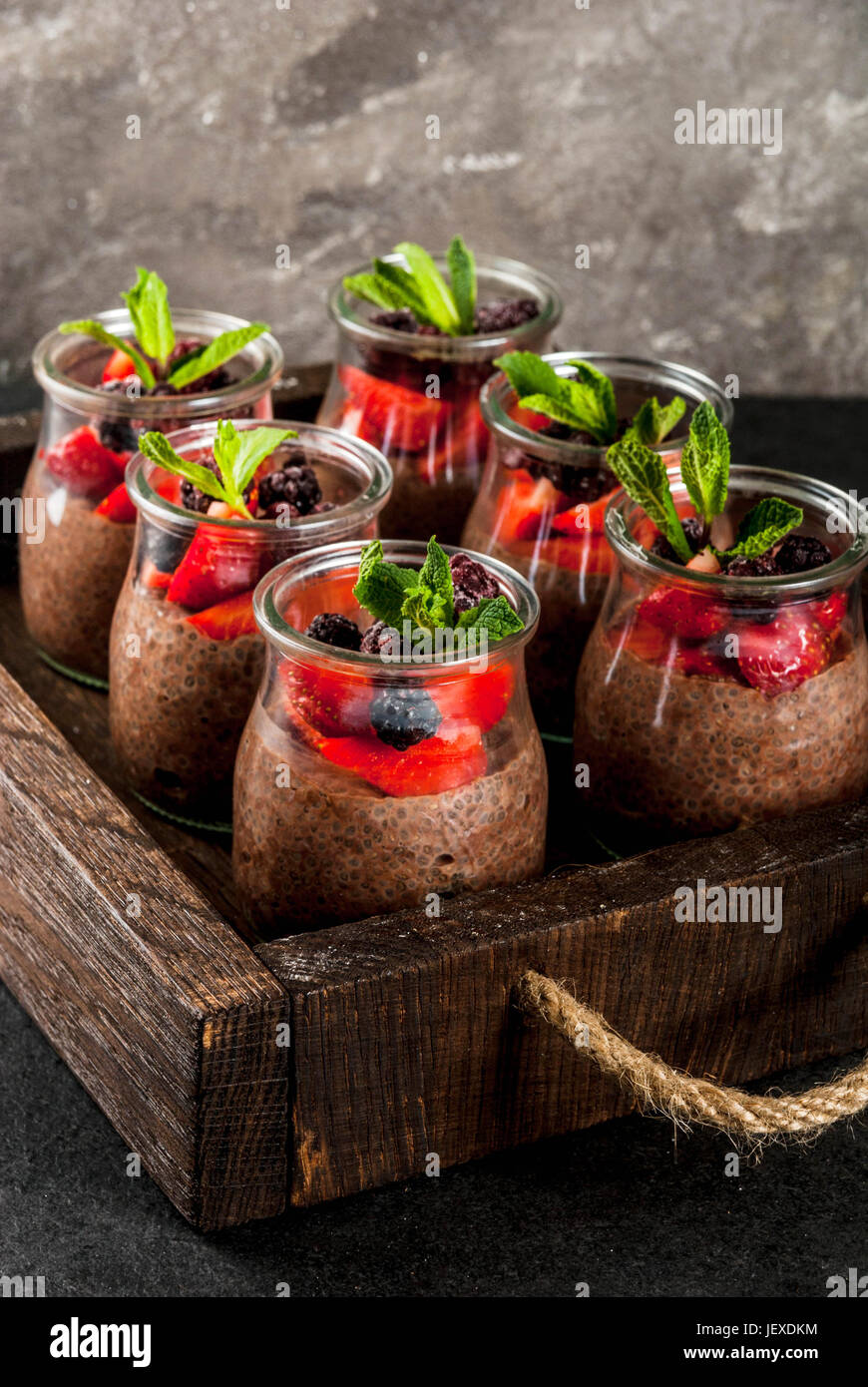 Tasse schokoladenpudding mit kakao -Fotos und -Bildmaterial in hoher ...