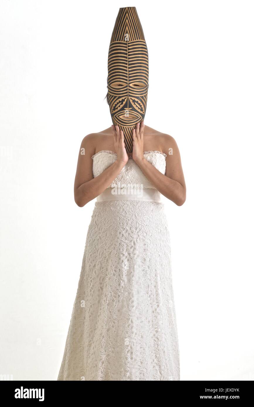 Eine spanische Braut in ihrem weißen Brautkleid mit einer Maske. Stockfoto