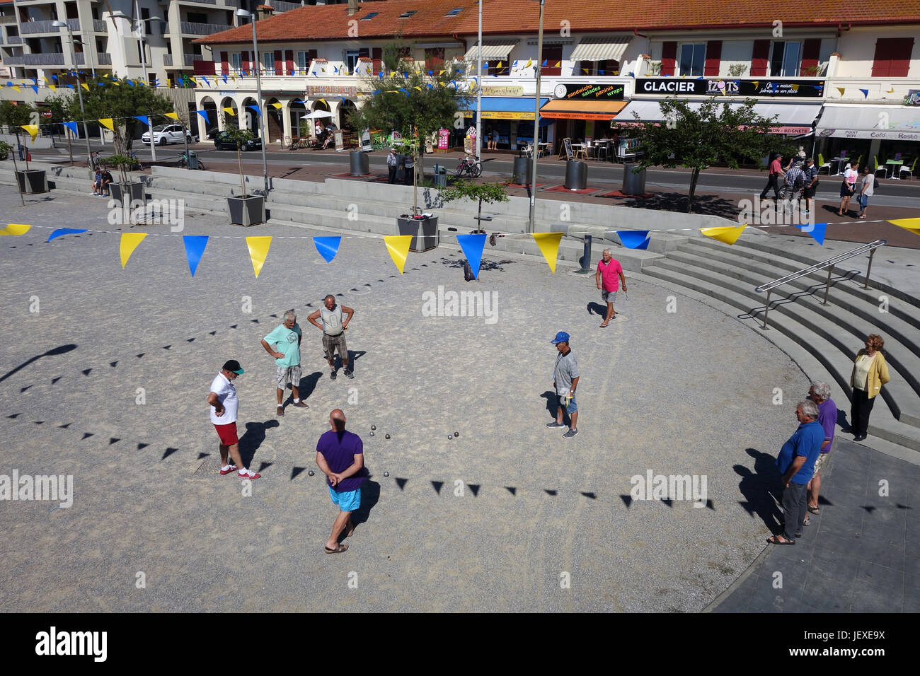 Capbreton Boule-Spiel in Südwestfrankreich. Französisch Männer Männer Freizeit Zeitvertreib Freunde Straße Szene Lebensstil Stockfoto