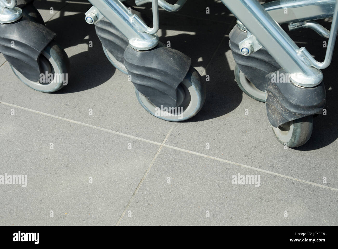 Detail des Einkaufs Wagenräder und Boden-Fliesen mit Textfreiraum. Stockfoto