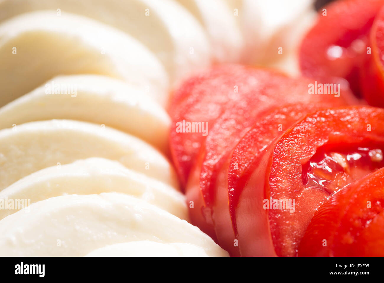 Tomate und Mozzarella auf Platte Stockfoto