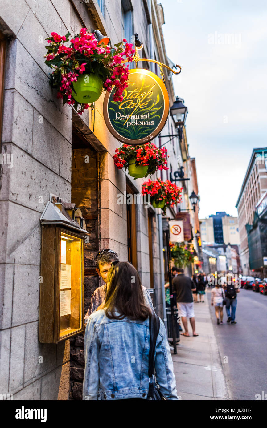 Montreal, Kanada - 27. Mai 2017: Altstadt mit Menschen unter Restaurant Schild mit der Aufschrift Menü durch Straße am Abend draußen genannt Stash Cafe Restauran Stockfoto