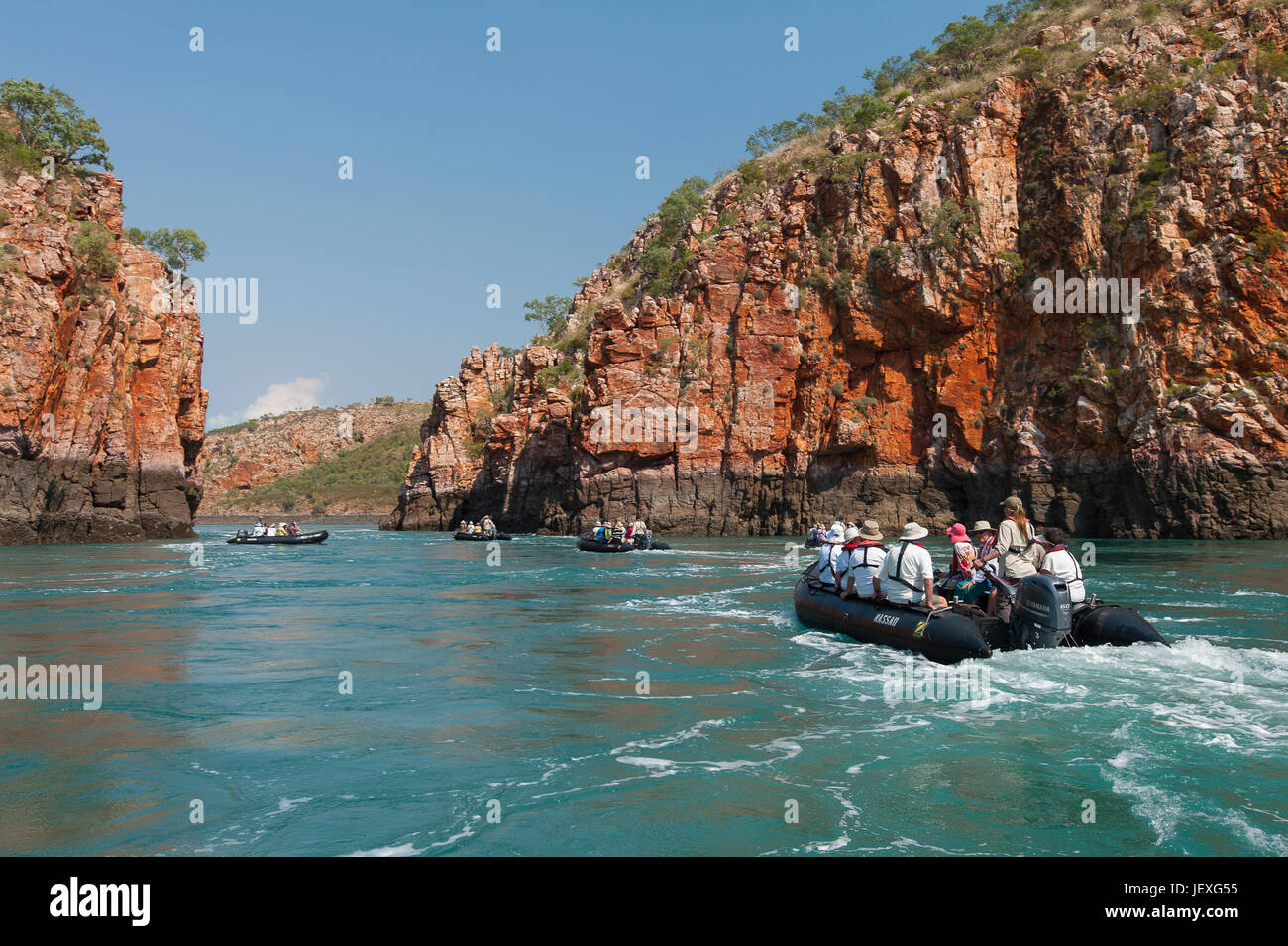 Touristen auf Zodiacs erkunden die extreme Gezeitenschwankungen an horizontalen Wasserfälle in der Talbot Bay, Westaustralien. Stockfoto