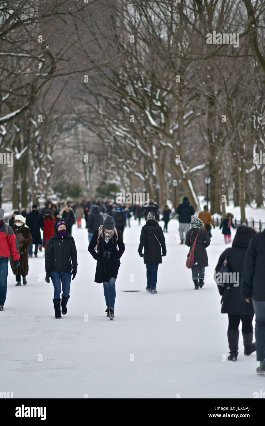 Menschen gehen im Central Park in der Nachmahd des Winters Sturm Juno. Stockfoto