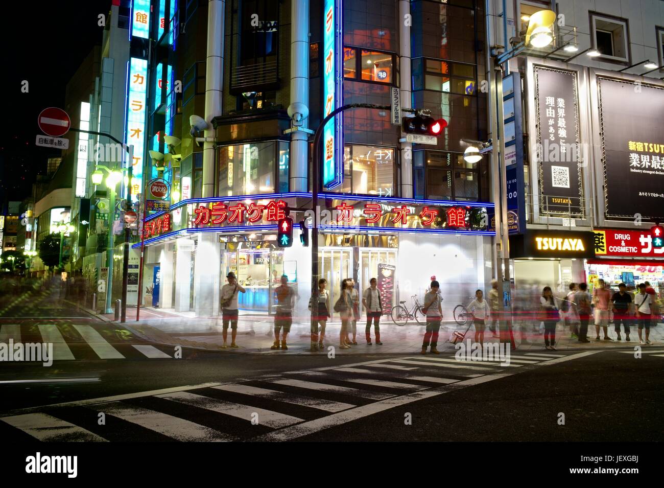 Fußgänger warten, bis die Straße im Bezirk von Tokyo Shinjuku zu überqueren. Stockfoto