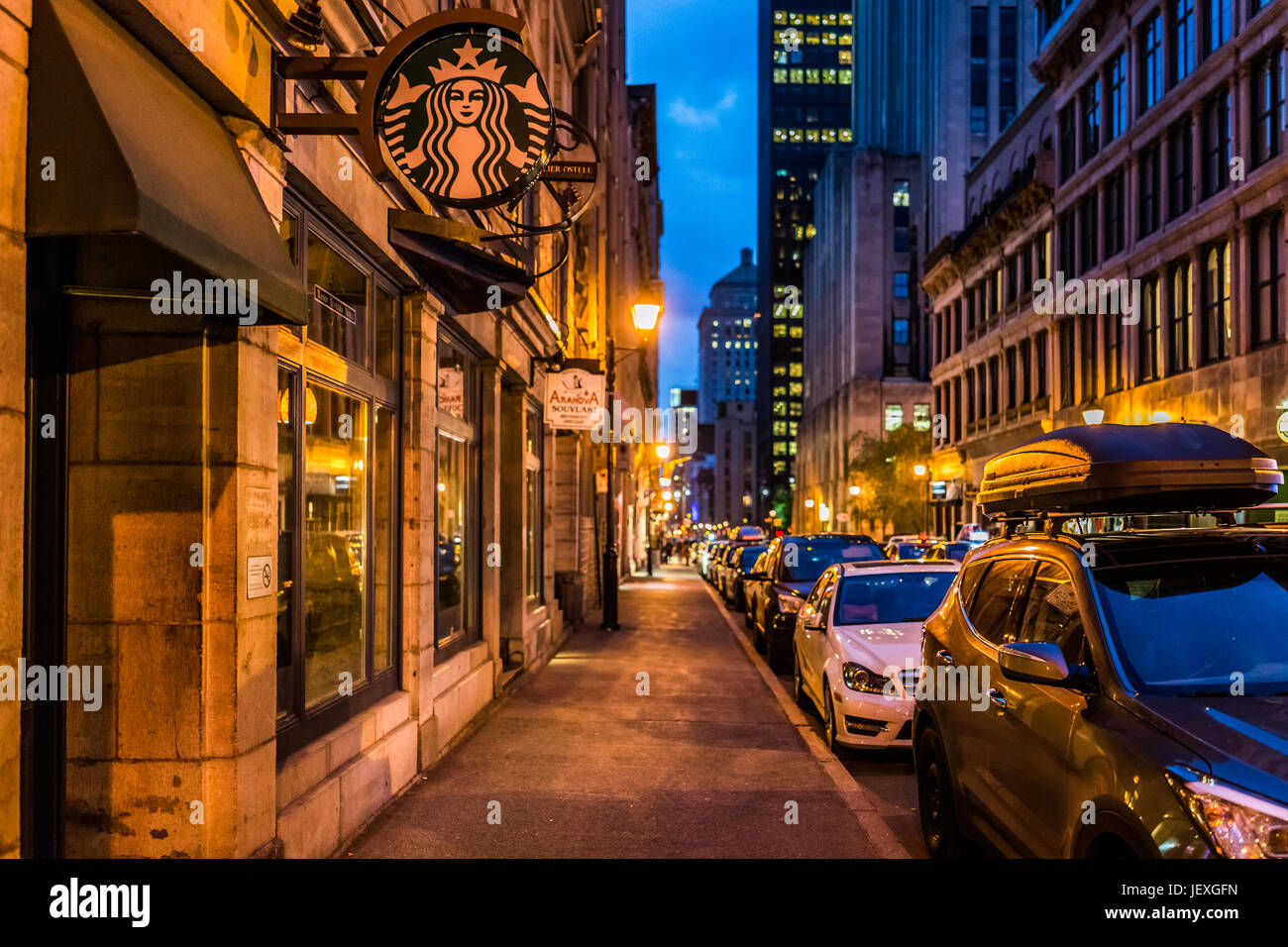 Montreal, Kanada - 27. Mai 2017: Altstadt mit leeren Straße in der Nacht Abend außerhalb Starbucks-Café-Restaurant in der Stadt Québec region Stockfoto