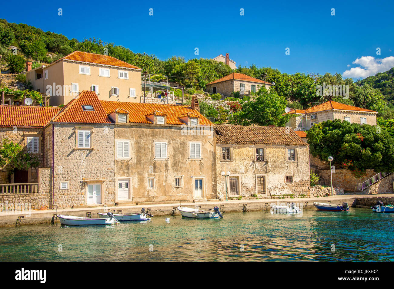 Das schöne alte Gebäude rund um den Hafen von Suđurađ auf der Insel Sipan, Kroatien. Stockfoto