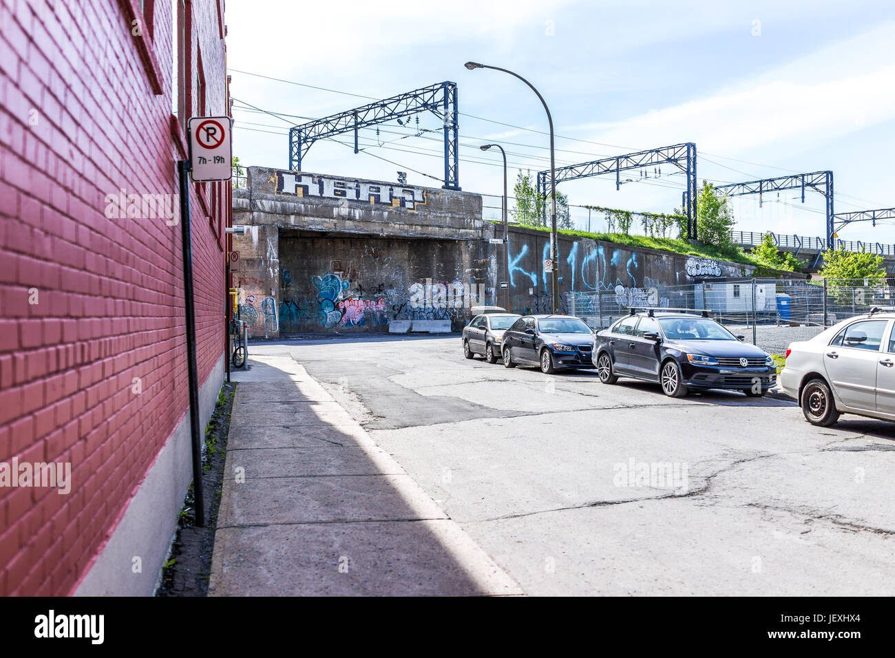 Montreal, Kanada - 28. Mai 2017: Innenstadt mit Parken an der Straße Zeichen, Autos und Graffiti tagsüber außerhalb Region Québec Stockfoto