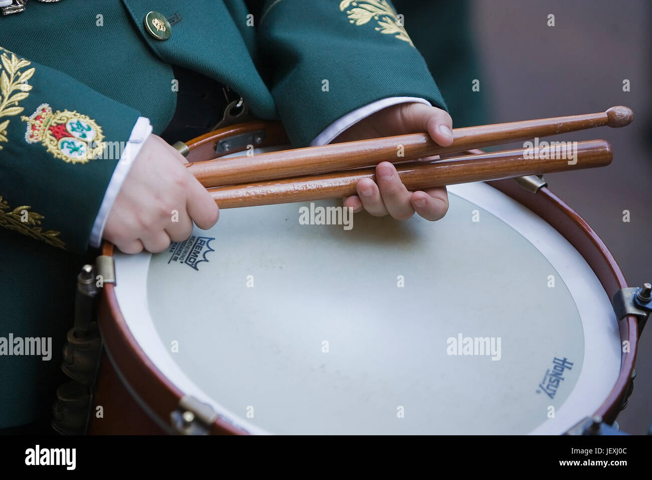 Junge mit Drumsticks auf einer Trommel während Prozession während der Karwoche, Spanien Stockfoto