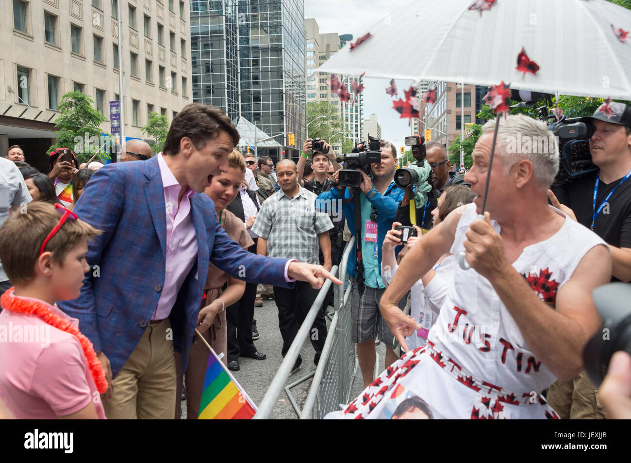 Toronto, Kanada. 25. Juni 2017. Der kanadische Premierminister Justin Trudeau grüßt Fan Jamie Godin und schaut auf seine "Zweitname-Outfit. Stockfoto