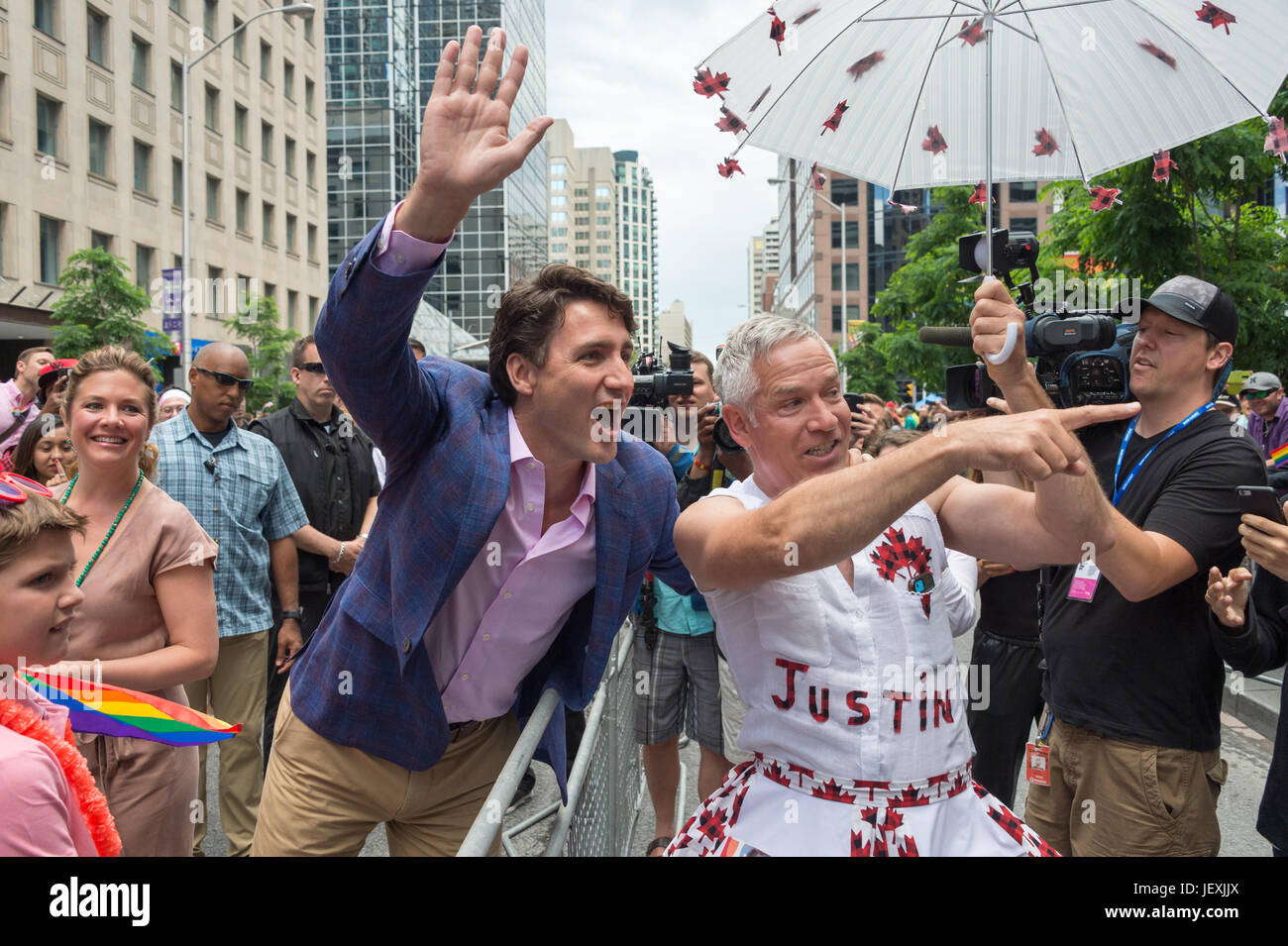 Toronto, Kanada. 25. Juni 2017. Kanadische Premierminister Justin Trudeau mit Ventilator Jamie Godin, die aus einem "Zweitname Outfit während Gay Parade. Stockfoto