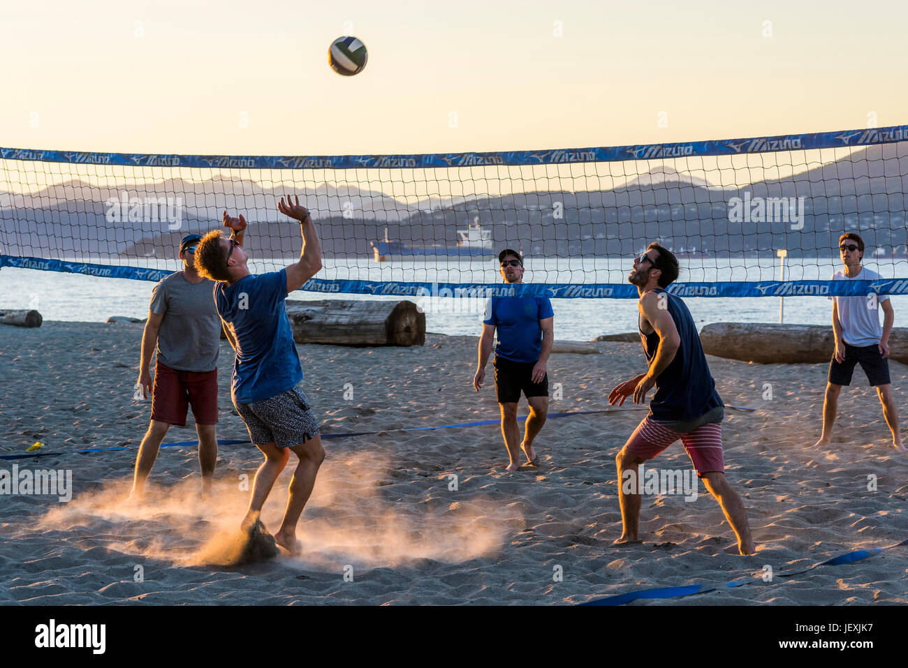 Volleyball am Strand von spanischen Banken, Vancouver, Britisch-Kolumbien, Kanada. Stockfoto