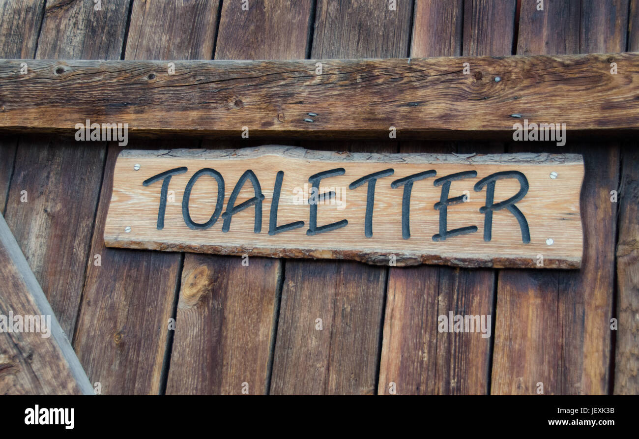 Alte Holztür mit Schild in Schwedisch, die Toiletten zu sagen Stockfoto