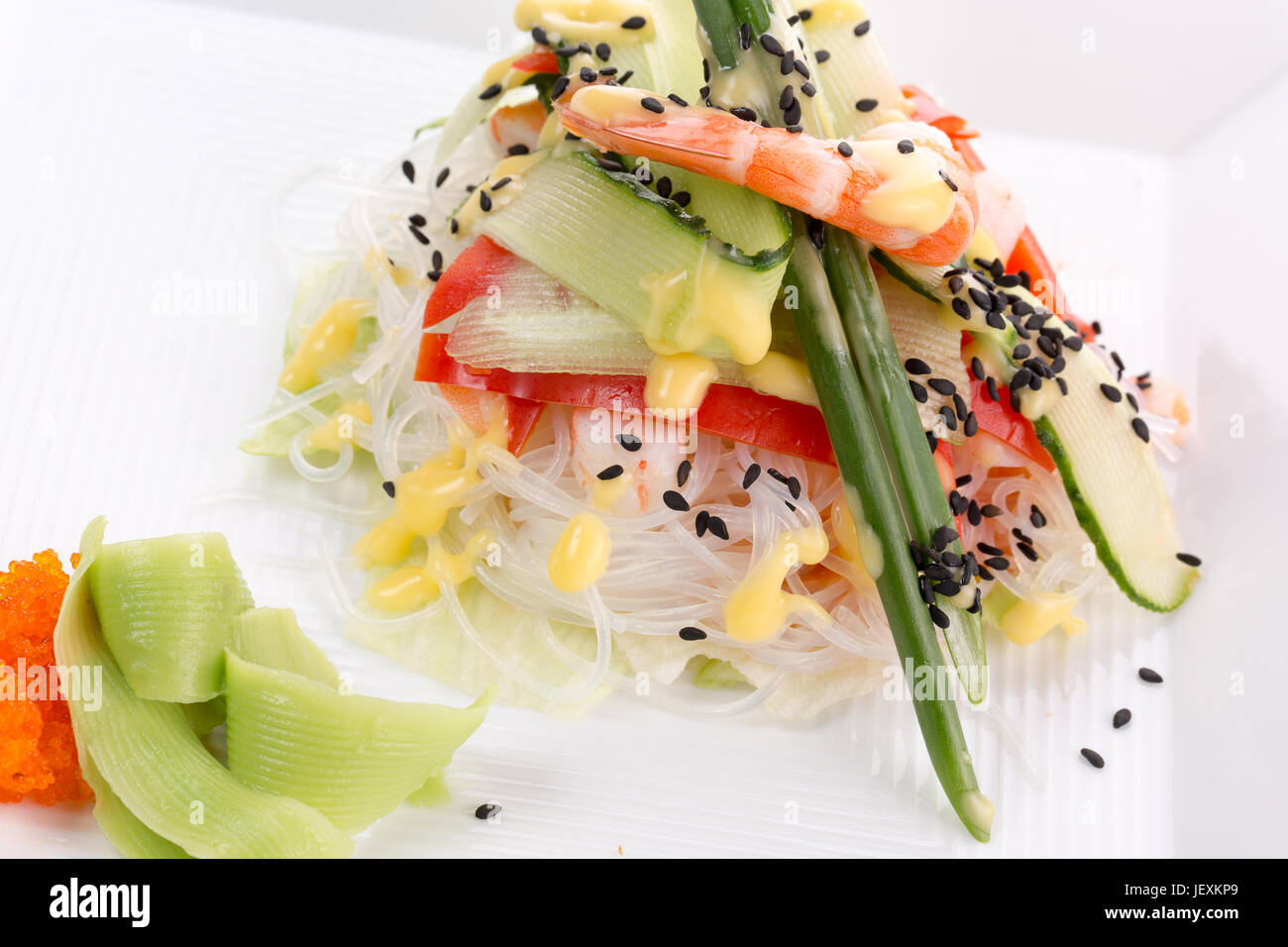 Reis mit Garnelen und Gemüse. Stockfoto