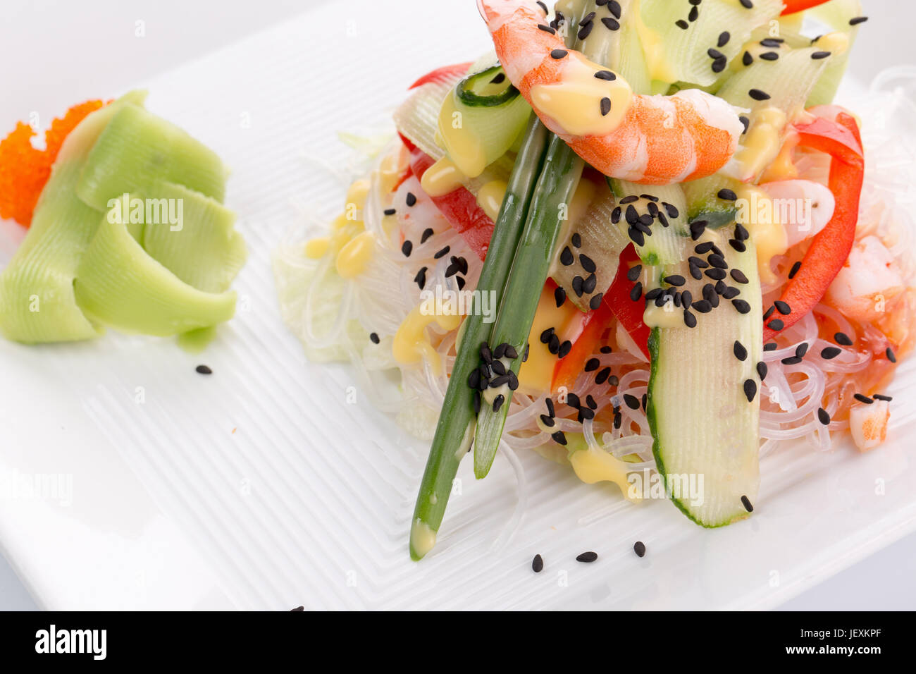 Reis mit Garnelen und Gemüse. Stockfoto