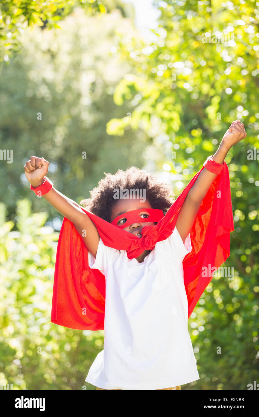 Junge gekleidet wie ein Superheld in einem park Stockfoto