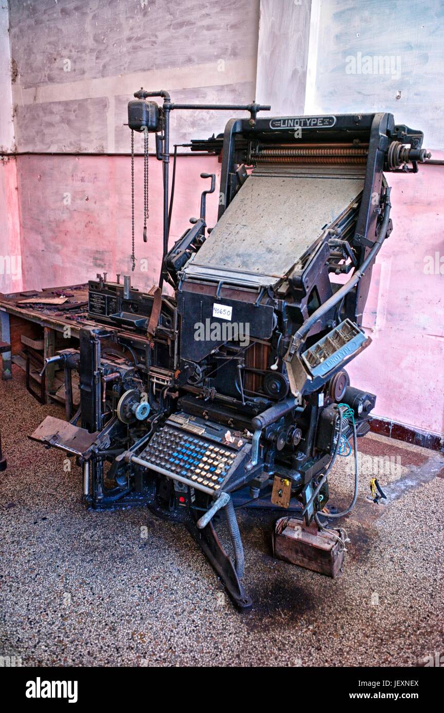 Eine alte altmodische Linotype-Setzmaschine. Stockfoto