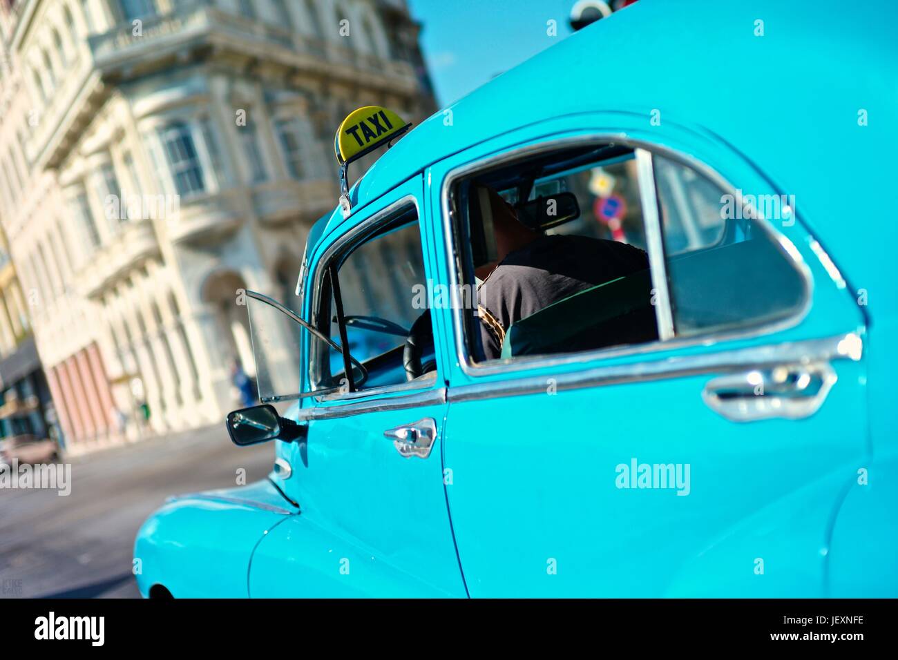 Amerikanische Oldtimer auf den Straßen von Alt-Havanna. Stockfoto