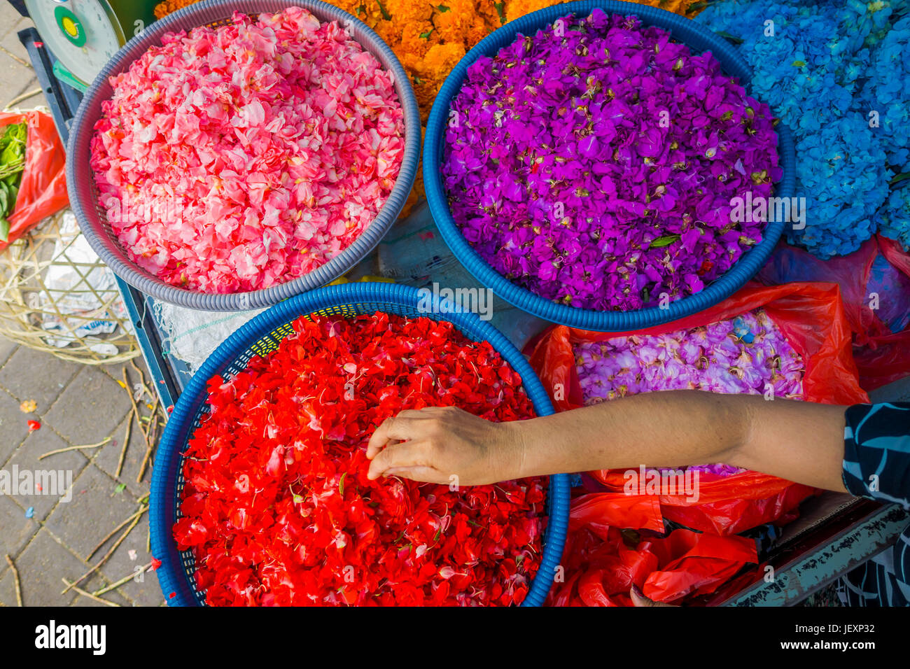 BALI, Indonesien - 8. März 2017: Outdoor Bali Blumenmarkt. Blumen sind täglich von balinesischen Hindus als symbolische Opfergaben an Schläfen, innerhalb co verwendet. Stockfoto