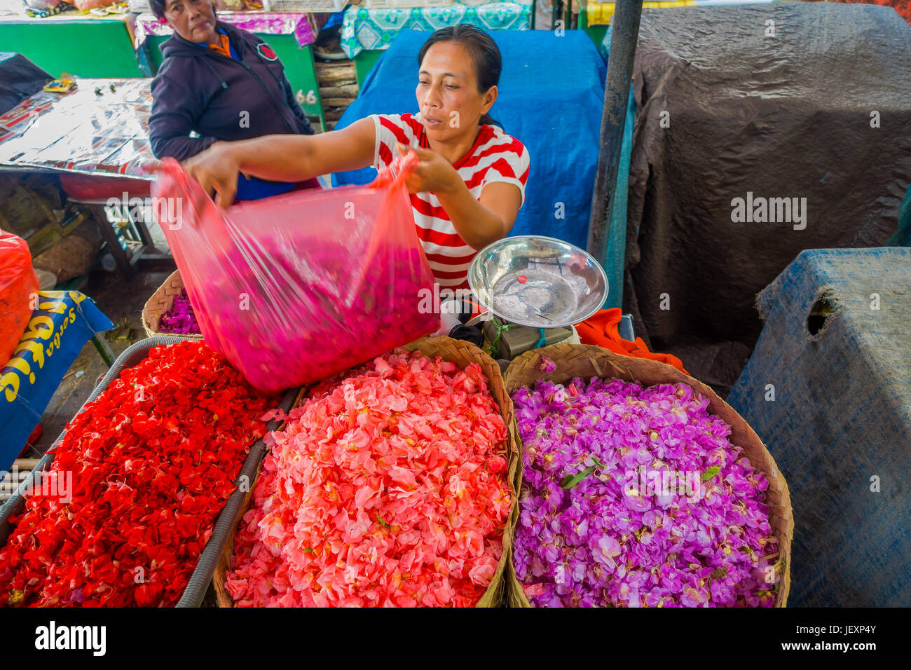 BALI, Indonesien - 8. März 2017: Unbekannte Menschen in Bali-Blumenmarkt im Freien. Blumen werden täglich von balinesischen Hindus als symbolische Opfergaben verwendet. Stockfoto