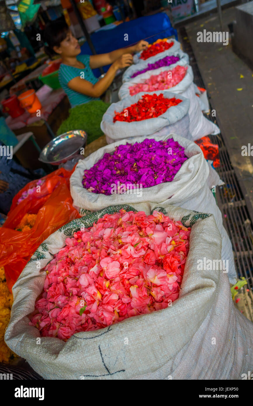 BALI, Indonesien - 8. März 2017: Unbekannte Menschen in Bali-Blumenmarkt im Freien, weißen Säcke in Reihe, Blumen werden täglich von den balinesischen Hindus als verwendet Stockfoto