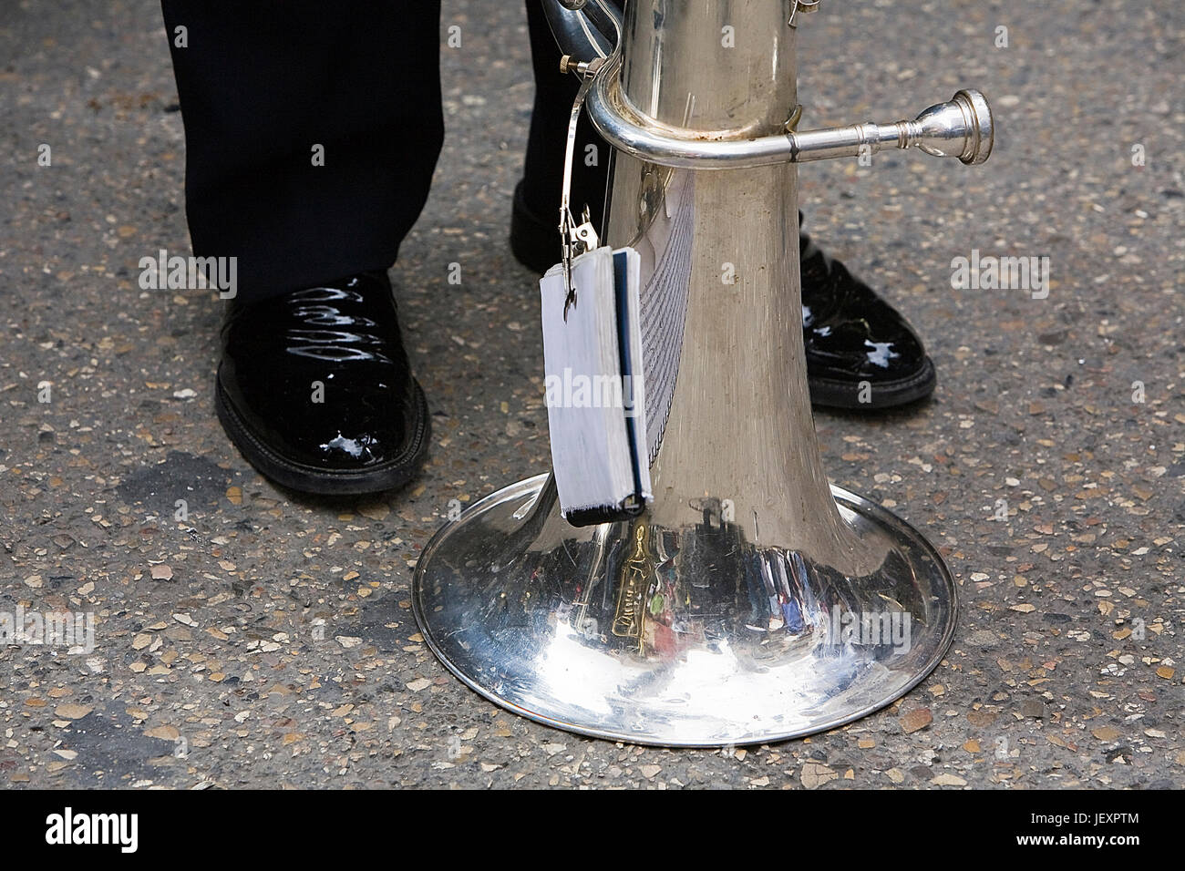 Musiker unterstützt Tuba auf dem Boden während einer Prozession der Karwoche, Spanien Stockfoto