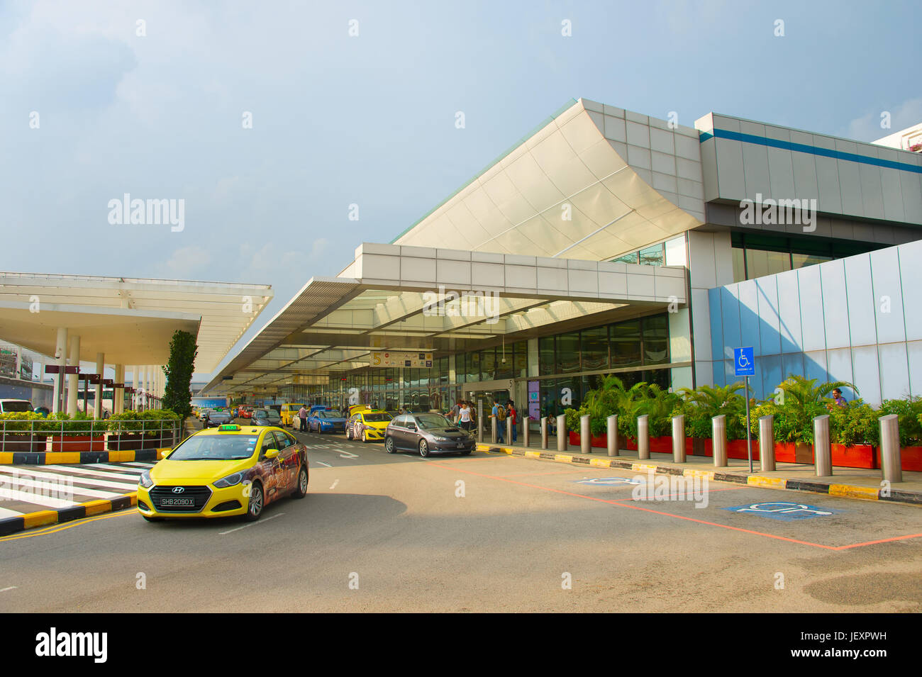 Singapur - 13. Januar 2017: Taxis am Flughafen Changi International Terminal. Changi Airport dient mehr als 100 Fluggesellschaften 6.100 wöchentliche will Stockfoto