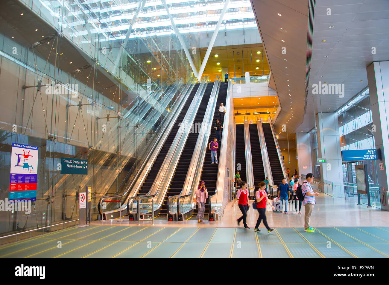 Singapur - 13. Januar 2017: Rolltreppen am internationalen Flughafen Changi in Singapur. Changi Airport dient mehr als 100 Fluggesellschaften 6.100 weekl Stockfoto