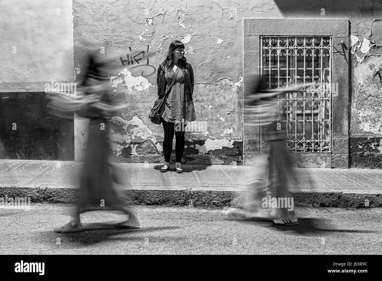 Linares, Provinz Jaén, Spanien - 16. März 2014: Mädchen immer noch beobachten wie sie Nazarenos Kreuztragung auf Hochtouren in der Karwoche in Linare verbringen Stockfoto