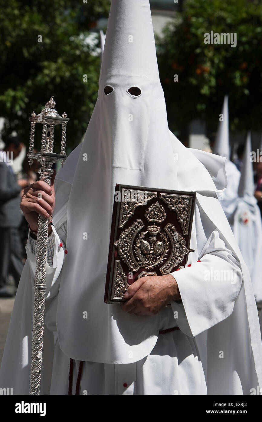 Büßer mit das Regelbuch für die Bruderschaft mit samt Caps und Aufnäher aus geprägtem Silber, Spanien Stockfoto