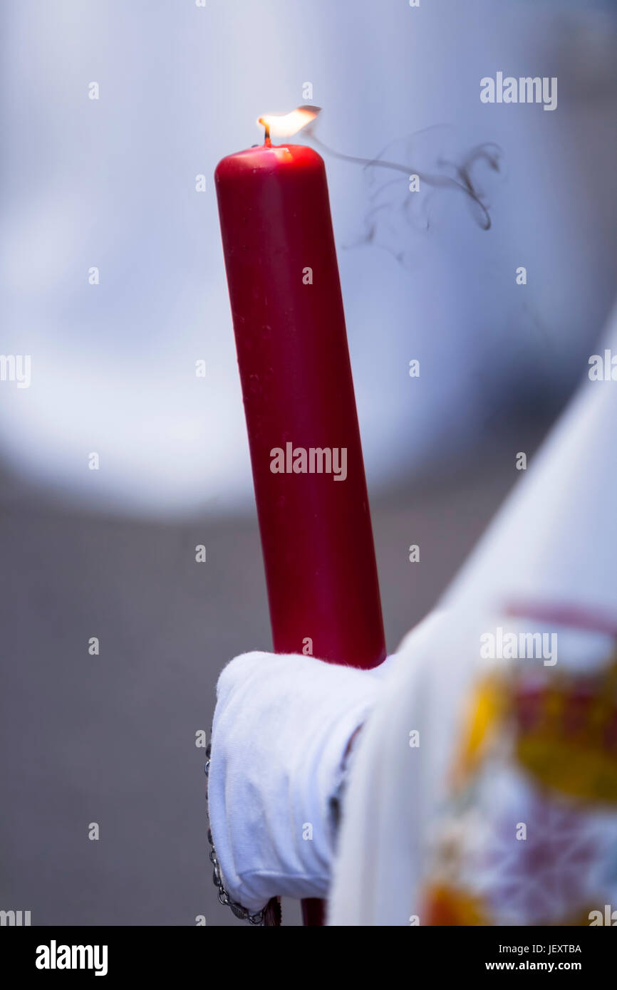 Detail reuige rot mit einer Kerze während der Karwoche, Spanien Stockfoto