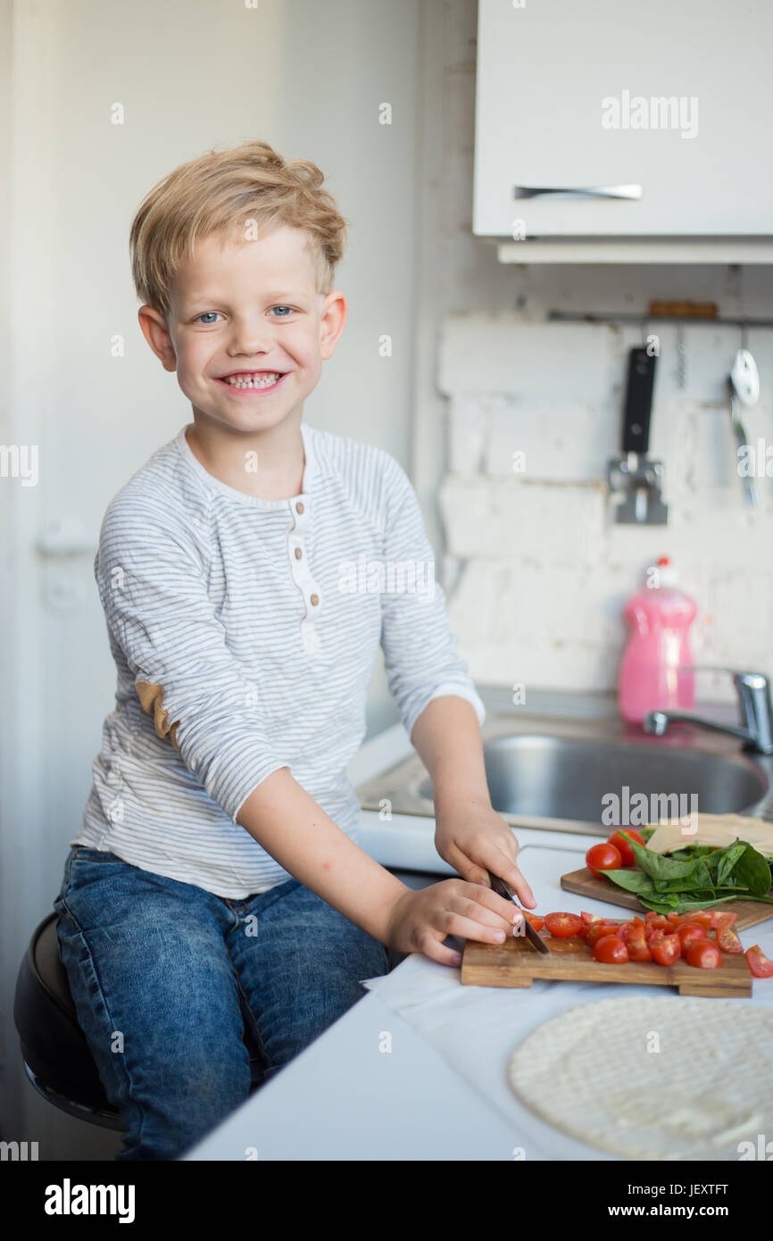 Kind-Chef kocht in der Küche zu Hause. Gesunde Ernährung Stockfoto