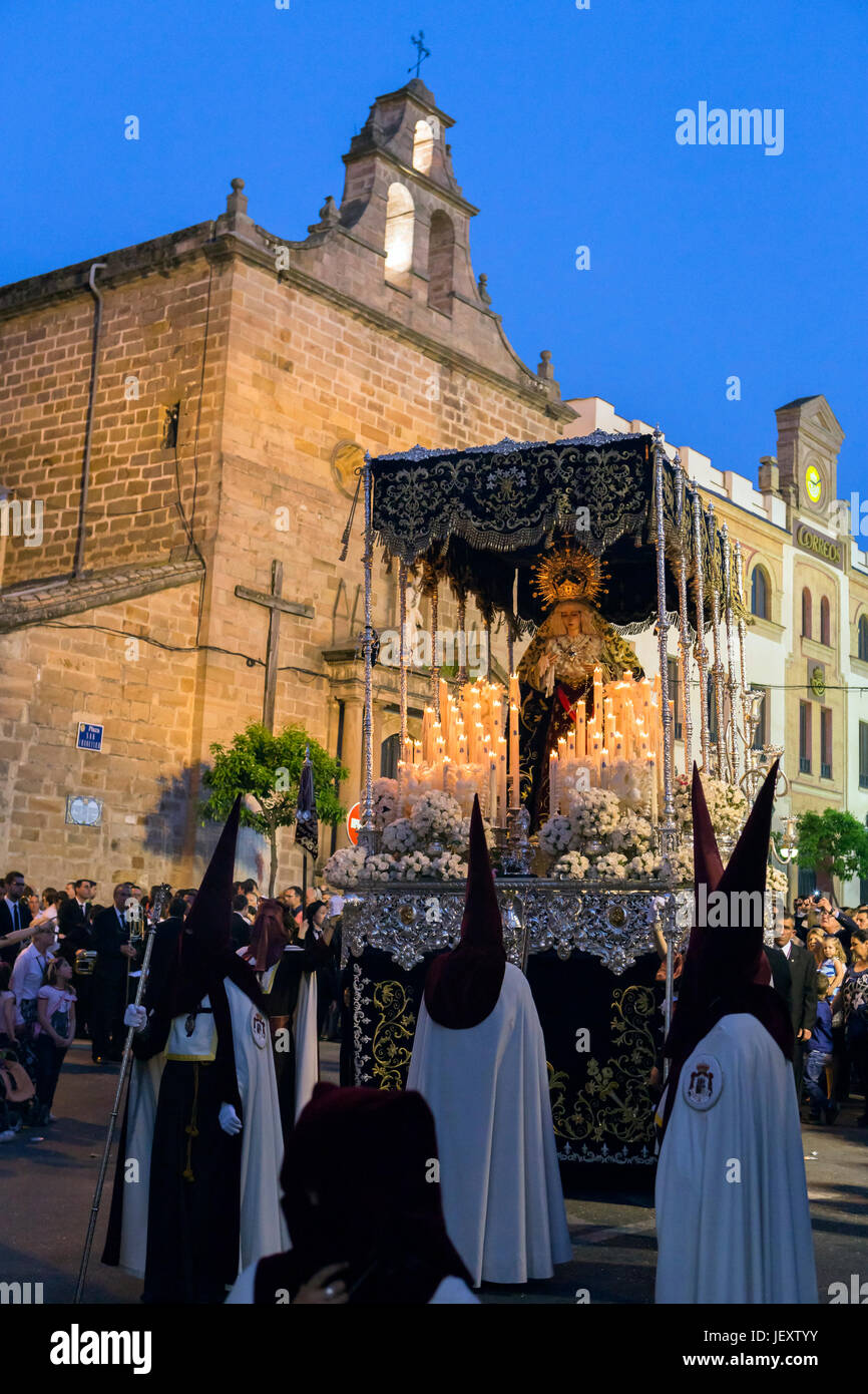 Linares, Provinz Jaén, Spanien - 17. März 2014: Nuestra Señora de Los Dolores vorbei durch die Kirche von San Francisco mit dem Candeleria beleuchtet c Stockfoto